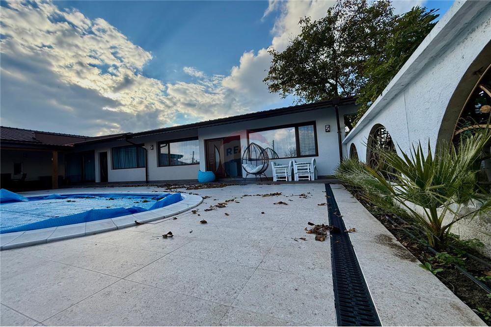 Градска къща - За продажба - гр. Балчик, Област Добрич, България - Озеленен и аранжиран двор с релакс зона, барбекю и басейн - Двор - 360321025-245