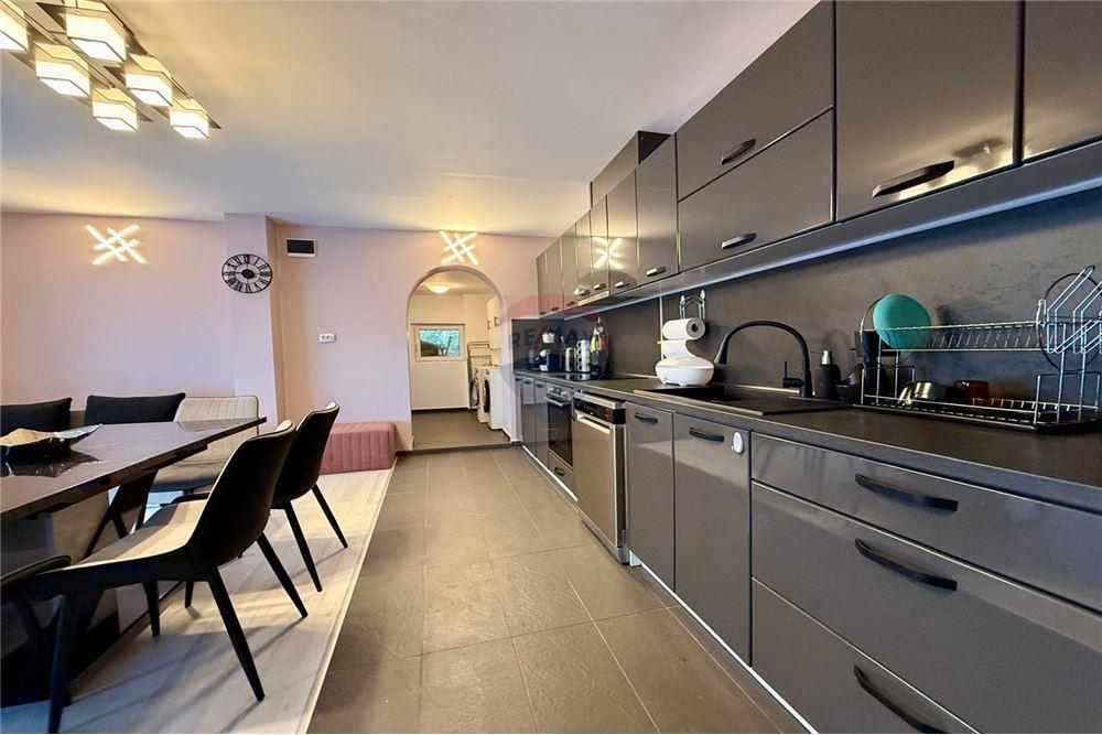 Градска къща - За продажба - гр. Балчик, Област Добрич, България - Просторна и модерно обзаведена и оборудвана всекидневна с  кухненски бокс и трапезария - Всекидневна/Трапезария - 360321025-245