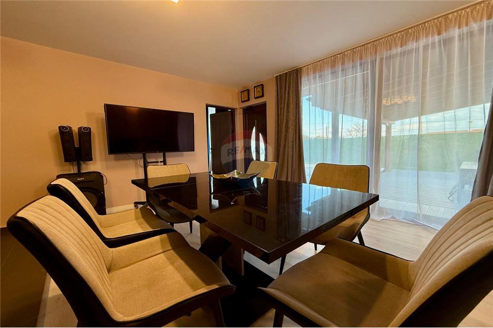 Градска къща - За продажба - гр. Балчик, Област Добрич, България - Просторна и модерно обзаведена и оборудвана всекидневна с  кухненски бокс и трапезария - Всекидневна/Трапезария - 360321025-245