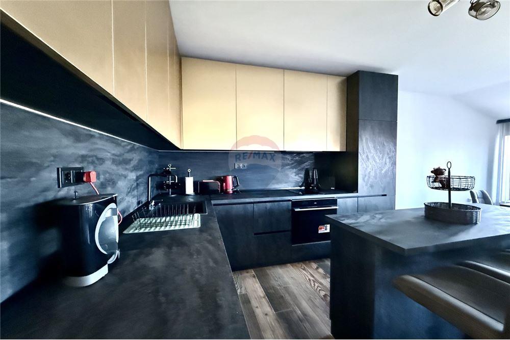 Апартамент - За продажба - гр. Балчик, Област Добрич, България - Просторна всекидневна с кухненски бокс и трапезария с излаз към открита тераса /изток/ с живописна панорамна гледка към морето и - Всекидневна/Трапезария - 360321025-234