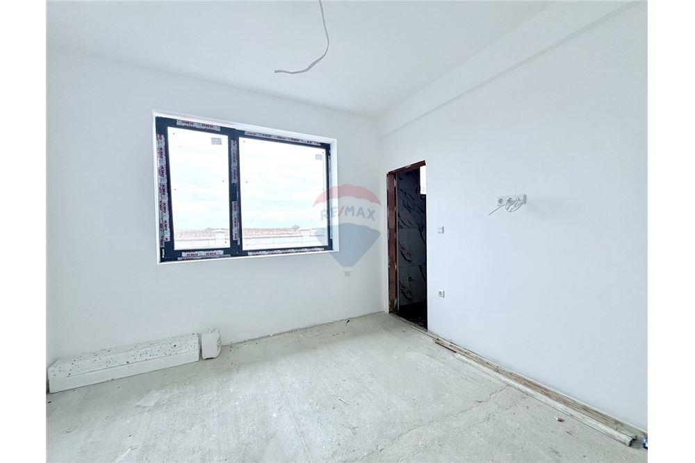 Селска къща - За продажба - с. Соколово, Област Добрич, България - Първа спалня с баня и тоалетна в едно помещение към нея - Спалня - 360321025-241