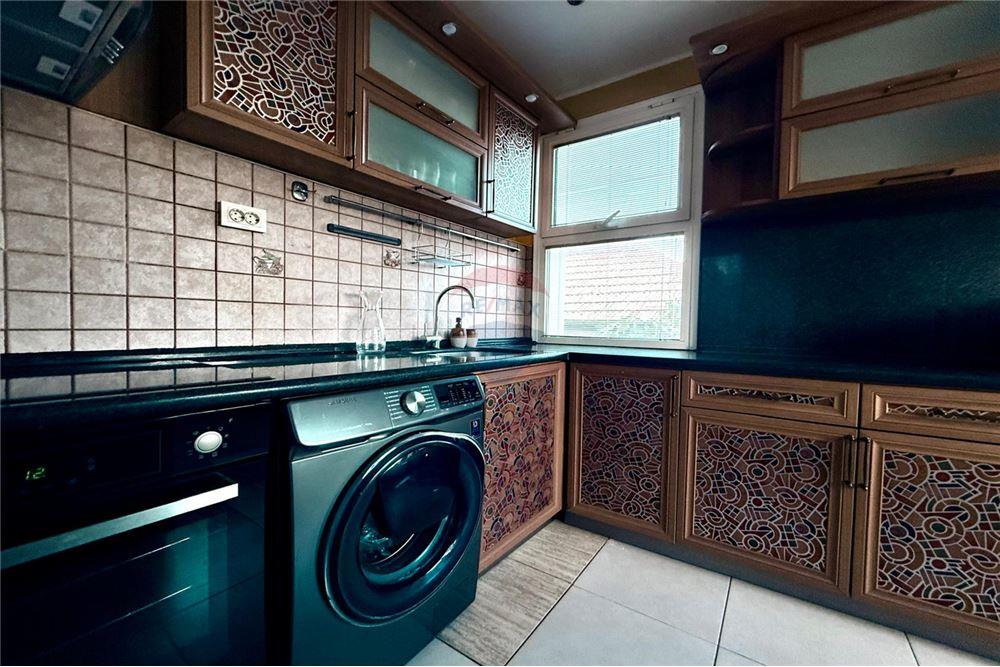 Апартамент - Под наем - гр. Варна, Област Варна, България - Функционално оборудвана кухня с изход към малка открита тераса - Кухня - 360321025-244