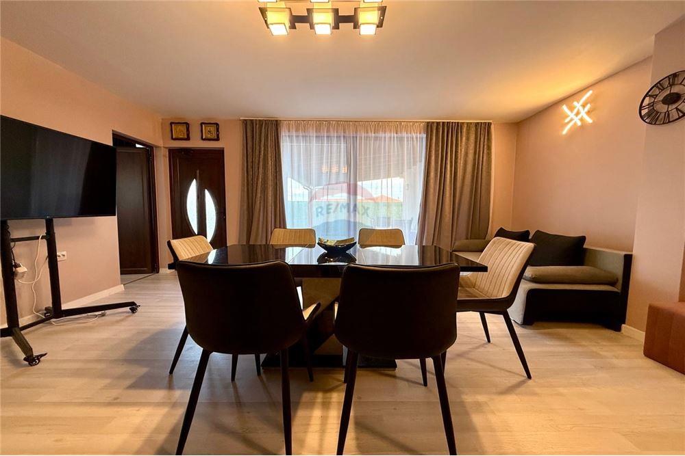 Градска къща - За продажба - гр. Балчик, Област Добрич, България - Просторна и модерно обзаведена и оборудвана всекидневна с  кухненски бокс и трапезария - Всекидневна/Трапезария - 360321025-245