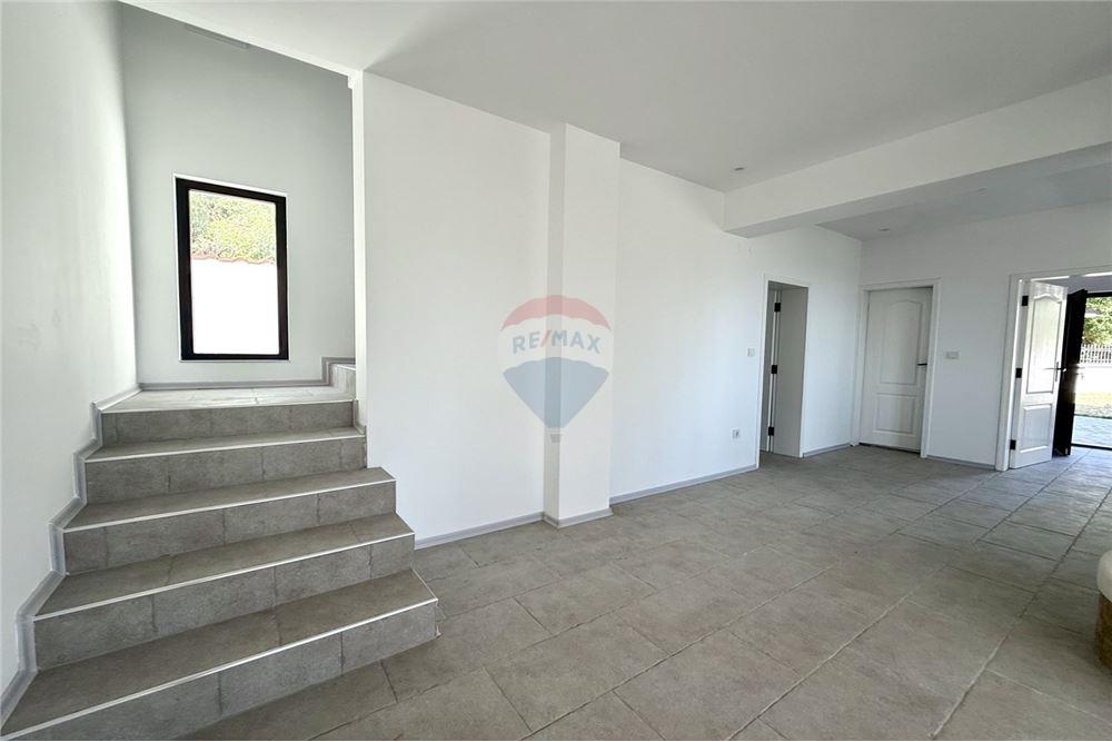 Вила - За продажба - гр. Балчик, Област Добрич, България - Просторна всекидневна и трапезария с кухненски бокс и камина с панорамна гледка към морето и изход към открита веранда/ етаж 1 - Всекидневна/Трапезария - 360321025-236