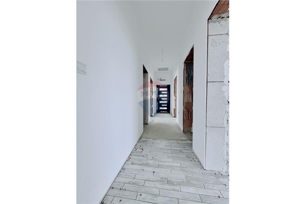 Селска къща - За продажба - с. Соколово, Област Добрич, България - Входно антре и функционален коридор - Коридор - 360321025-241