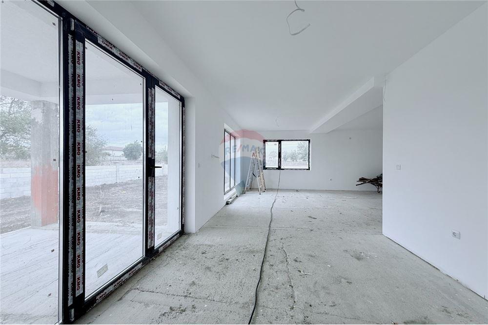 Селска къща - За продажба - с. Соколово, Област Добрич, България - Просторна и слънчева всекидневна със зонирани кухненски бокс и трапезария с изход към просторна открита веранда - Всекидневна/Трапезария - 360321025-241