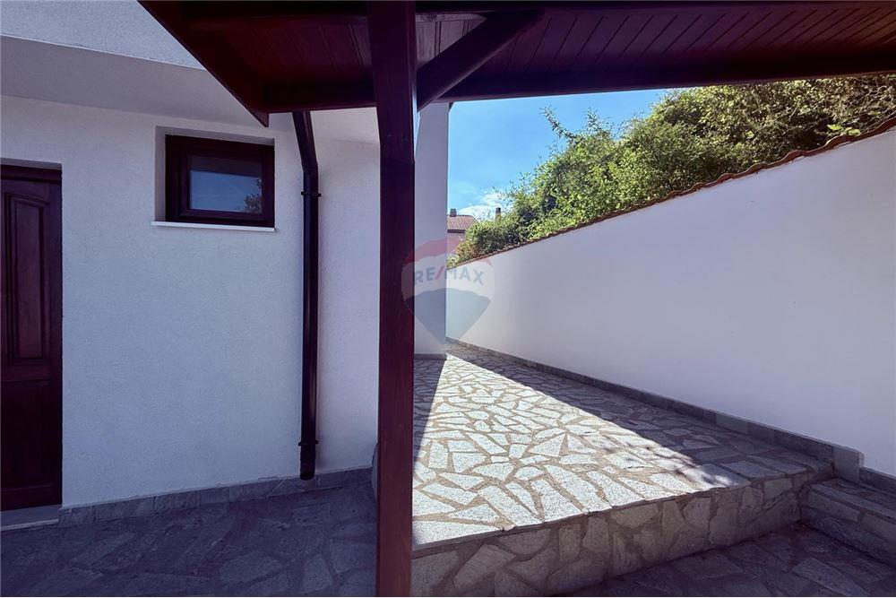 Вила - За продажба - гр. Балчик, Област Добрич, България - Обособена барбекю зона с навес в двора - Вътрешен двор - 360321025-236