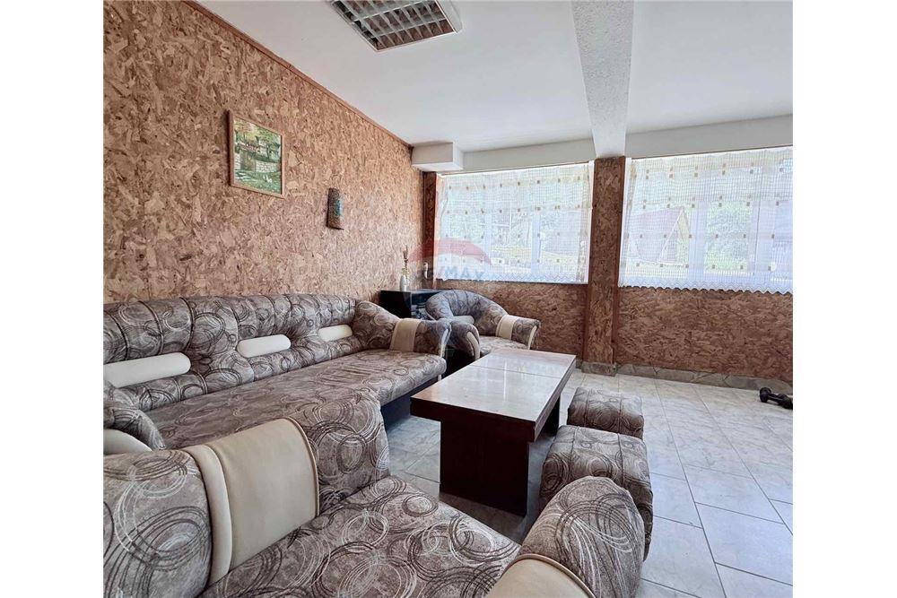 Имение - За продажба - с. Аспарухово, Област Варна, България - Просторна трапезария/ механа и всекидневна с камина на дърва/ етаж 1 - Всекидневна/Трапезария - 360321025-228