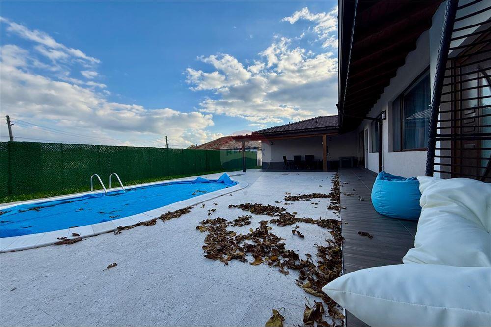 Градска къща - За продажба - гр. Балчик, Област Добрич, България - Просторна функционална веранда с барбекю зона и достъп от всекидневна - Тераса - 360321025-245