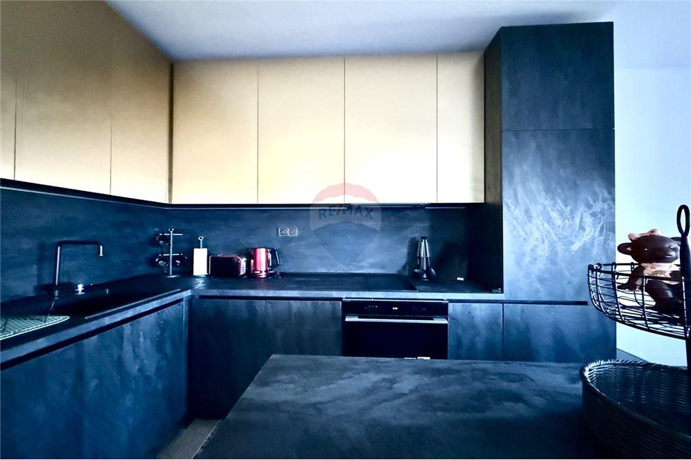 Апартамент - За продажба - гр. Балчик, Област Добрич, България - Просторна всекидневна с кухненски бокс и трапезария с излаз към открита тераса /изток/ с живописна панорамна гледка към морето и - Всекидневна/Трапезария - 360321025-234