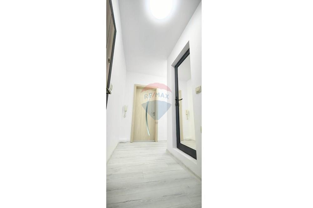 Апартамент - За продажба - гр. Варна, Област Варна, България - viber_изображение_2025-10-29_15-32-38-872.jpg - Коридор - 360511010-93