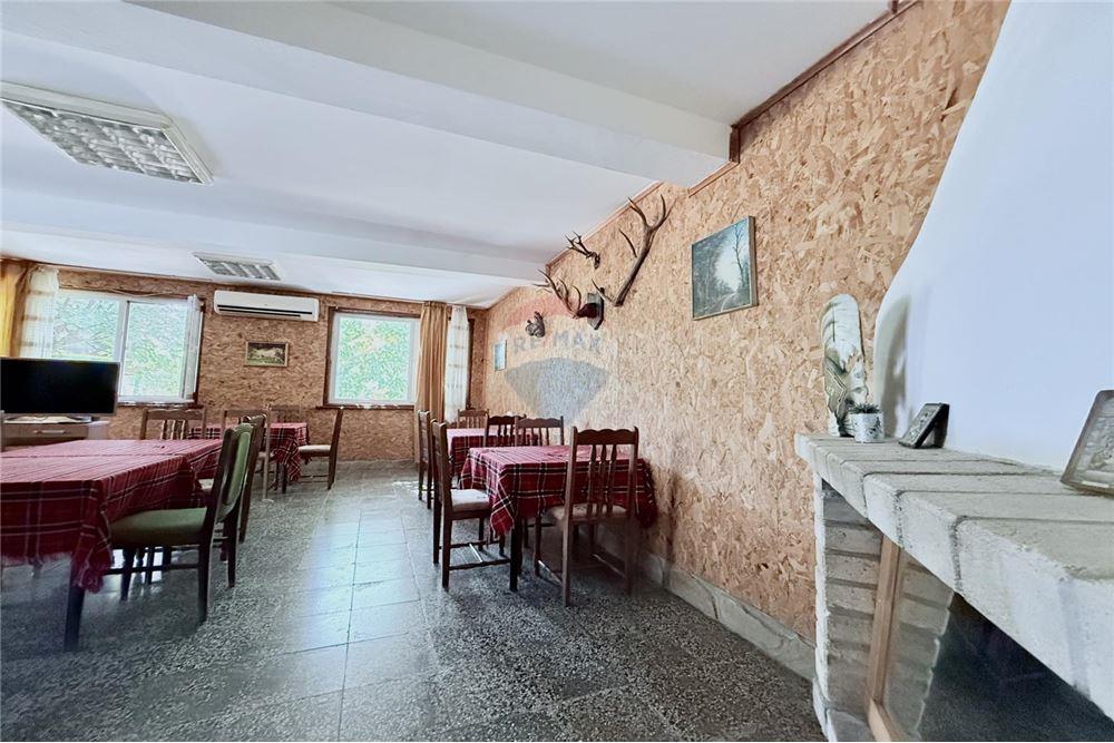 Имение - За продажба - с. Аспарухово, Област Варна, България - Просторна трапезария/ механа и всекидневна с камина на дърва/ етаж 1 - Всекидневна/Трапезария - 360321025-228