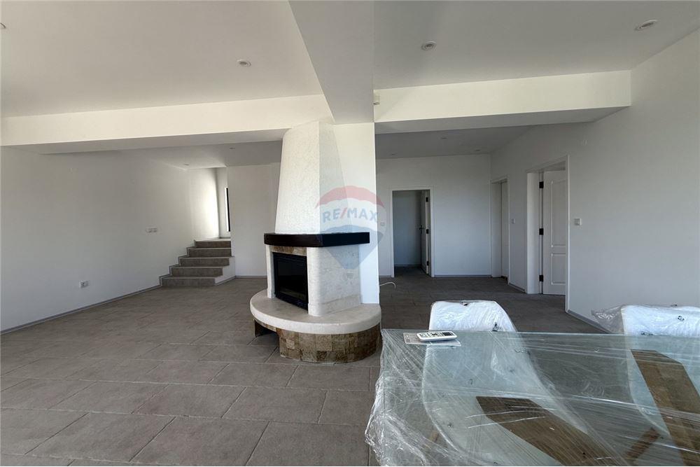 Вила - За продажба - гр. Балчик, Област Добрич, България - Просторна всекидневна и трапезария с кухненски бокс и камина с панорамна гледка към морето и изход към открита веранда/ етаж 1 - Всекидневна/Трапезария - 360321025-236