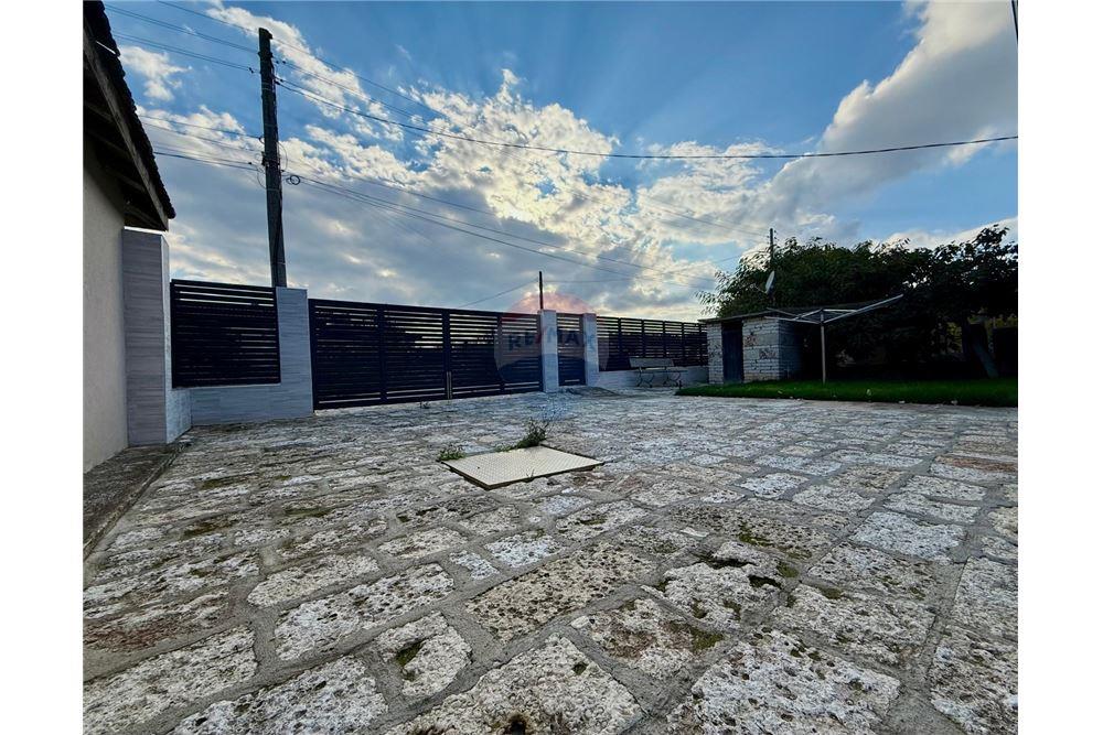 Градска къща - За продажба - гр. Балчик, Област Добрич, България - Озеленен и аранжиран двор с релакс зона, барбекю и басейн - Двор - 360321025-245