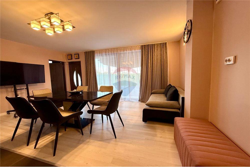 Градска къща - За продажба - гр. Балчик, Област Добрич, България - Просторна и модерно обзаведена и оборудвана всекидневна с  кухненски бокс и трапезария - Всекидневна/Трапезария - 360321025-245