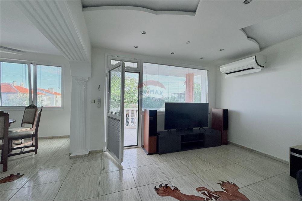 Апартамент - Под наем - гр. Варна, Област Варна, България - Слънчева всекидневна и трапезария с изход към просторна открита тераса - Всекидневна/Трапезария - 360321025-244