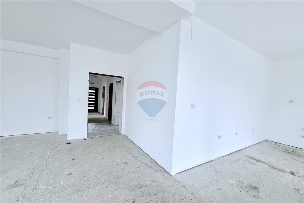 Селска къща - За продажба - с. Соколово, Област Добрич, България - Просторна и слънчева всекидневна със зонирани кухненски бокс и трапезария с изход към просторна открита веранда - Всекидневна/Трапезария - 360321025-241