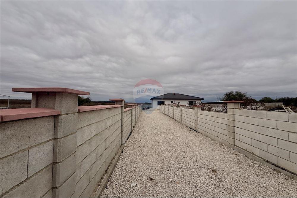 Селска къща - За продажба - с. Соколово, Област Добрич, България - Дворно място с потенциал да се изгради басейн, лятна кухня и беседка - Двор - 360321025-241