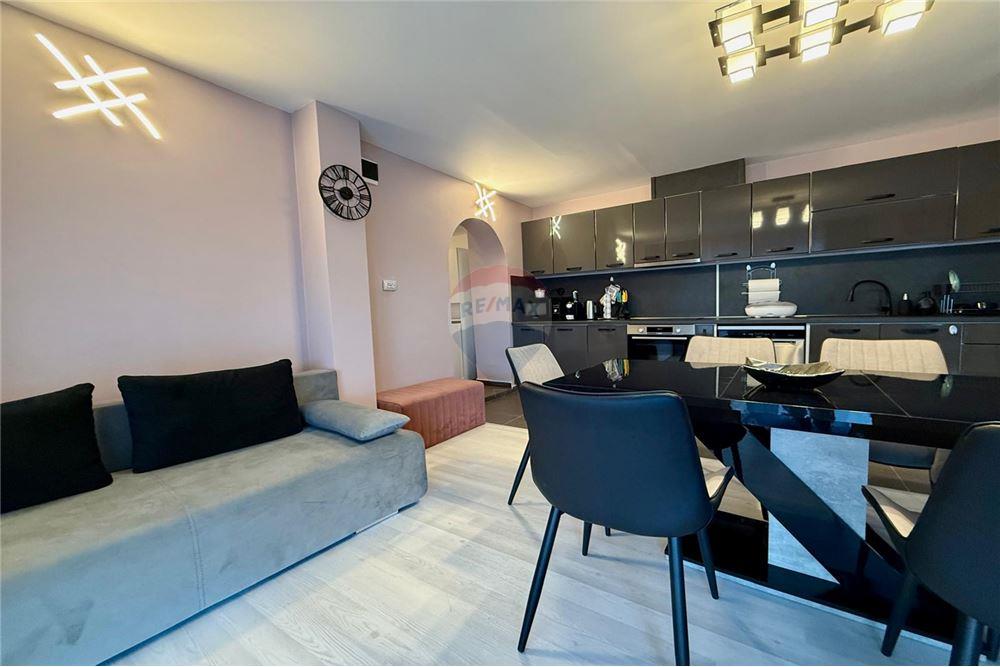 Градска къща - За продажба - гр. Балчик, Област Добрич, България - Просторна и модерно обзаведена и оборудвана всекидневна с  кухненски бокс и трапезария - Всекидневна/Трапезария - 360321025-245