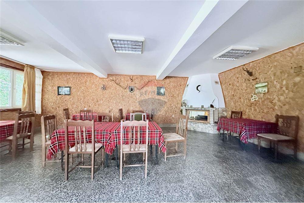 Имение - За продажба - с. Аспарухово, Област Варна, България - Просторна трапезария/ механа и всекидневна с камина на дърва/ етаж 1 - Всекидневна/Трапезария - 360321025-228