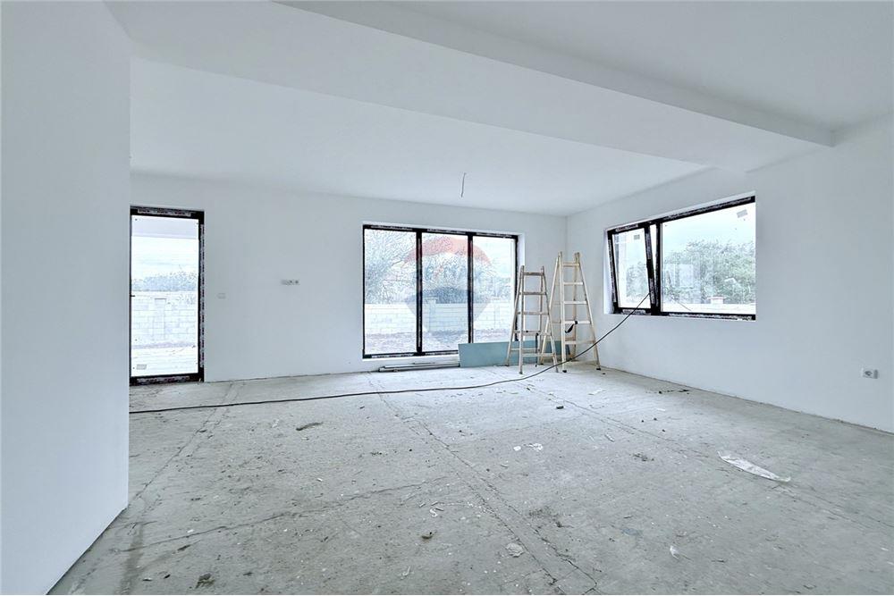 Селска къща - За продажба - с. Соколово, Област Добрич, България - Просторна и слънчева всекидневна със зонирани кухненски бокс и трапезария с изход към просторна открита веранда - Всекидневна/Трапезария - 360321025-241