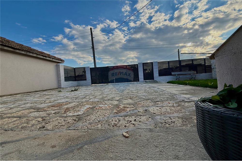 Градска къща - За продажба - гр. Балчик, Област Добрич, България - Озеленен и аранжиран двор с релакс зона, барбекю и басейн - Двор - 360321025-245