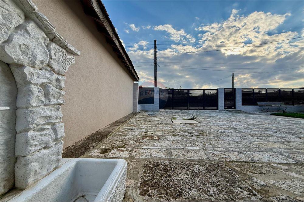 Градска къща - За продажба - гр. Балчик, Област Добрич, България - Озеленен и аранжиран двор с релакс зона, барбекю и басейн - Двор - 360321025-245