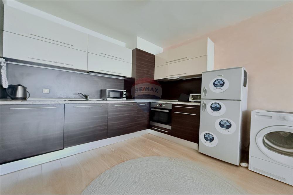 Апартамент - Под наем - к.к. Чайка, Област Варна, България - Просторна оборудвана всекидневна и трапезария с кухненски бокс и излаз към открита обща тераса с гледка към морето - Всекидневна/Трапезария - 360321025-242