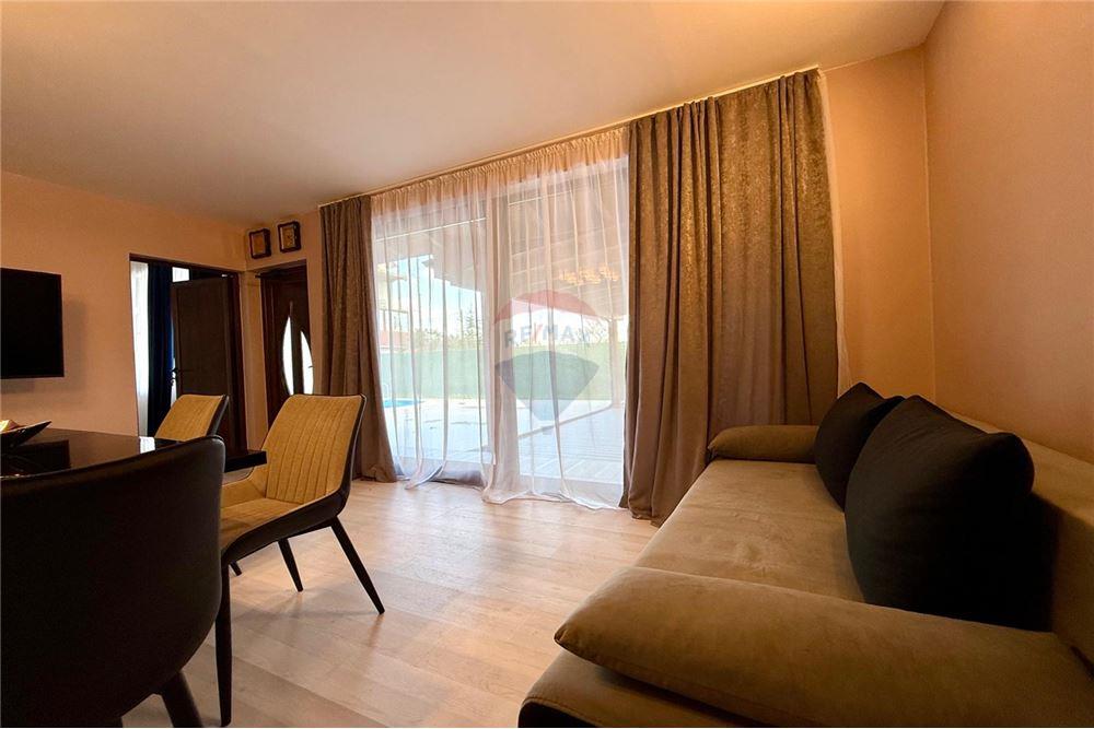 Градска къща - За продажба - гр. Балчик, Област Добрич, България - Просторна и модерно обзаведена и оборудвана всекидневна с  кухненски бокс и трапезария - Всекидневна/Трапезария - 360321025-245