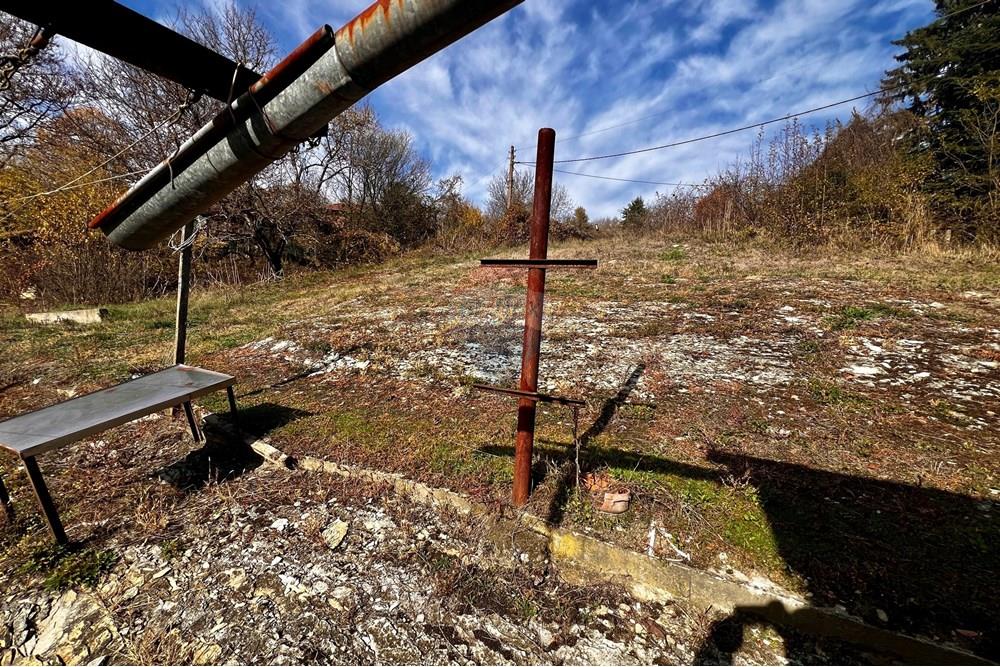 Селска къща - За продажба - гр. Елена, Област Велико Търново, България - 20241104_103340823_iOS.jpg - Градина - 360431001-618