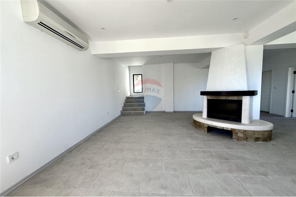 Вила - За продажба - гр. Балчик, Област Добрич, България - Просторна всекидневна и трапезария с кухненски бокс и камина с панорамна гледка към морето и изход към открита веранда/ етаж 1 - Всекидневна/Трапезария - 360321025-236