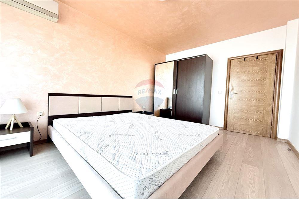 Апартамент - Под наем - к.к. Чайка, Област Варна, България - Уютна спалня с излаз към открита обща тераса с гледка към морето - Спалня - 360321025-242