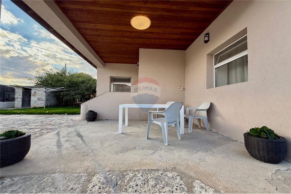 Градска къща - За продажба - гр. Балчик, Област Добрич, България - Озеленен и аранжиран двор с релакс зона, барбекю и басейн - Двор - 360321025-245