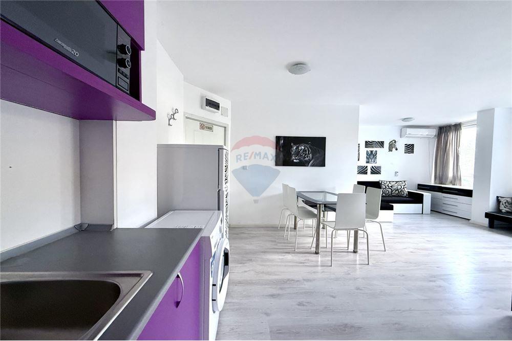 Апартамент - Под наем - гр. Балчик, Област Добрич, България - Просторна всекидневна с кухненски бокс и трапезария с изход към открита тераса - Всекидневна/Трапезария - 360321025-232