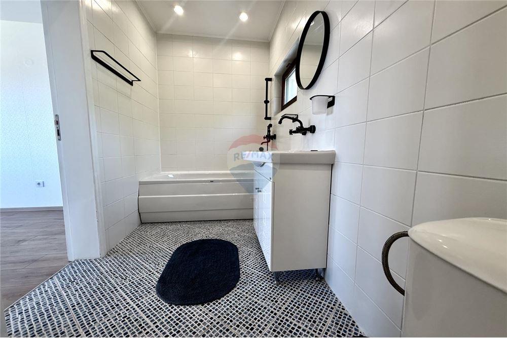 Вила - За продажба - гр. Балчик, Област Добрич, България - Баня с вана и тоалетна в едно помещение към трета спалня/ етаж 2 - Баня - 360321025-236