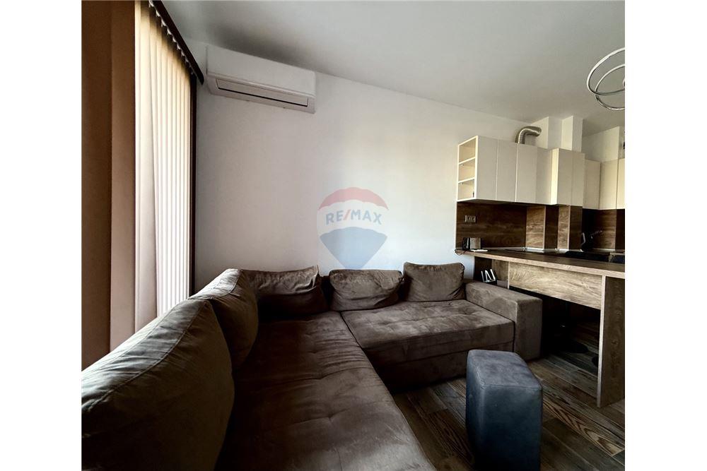 Апартамент - За продажба - гр. Балчик, Област Добрич, България - Просторна всекидневна с кухненски бокс и трапезария с излаз към открита тераса /изток/ с живописна панорамна гледка към морето и - Всекидневна/Трапезария - 360321025-235