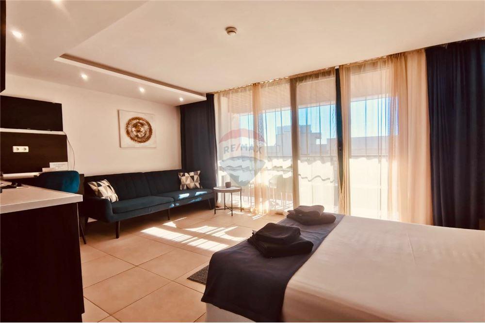 Апартамент - За продажба - гр. Балчик, Област Добрич, България - Просторна слънчева дневна с кухненски бокс и спална зона с изход на открита просторна тераса с частична гледка към морето - Всекидневна - 360321025-250