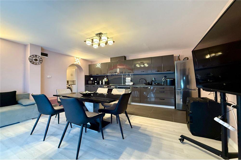 Градска къща - За продажба - гр. Балчик, Област Добрич, България - Просторна и модерно обзаведена и оборудвана всекидневна с  кухненски бокс и трапезария - Всекидневна/Трапезария - 360321025-245