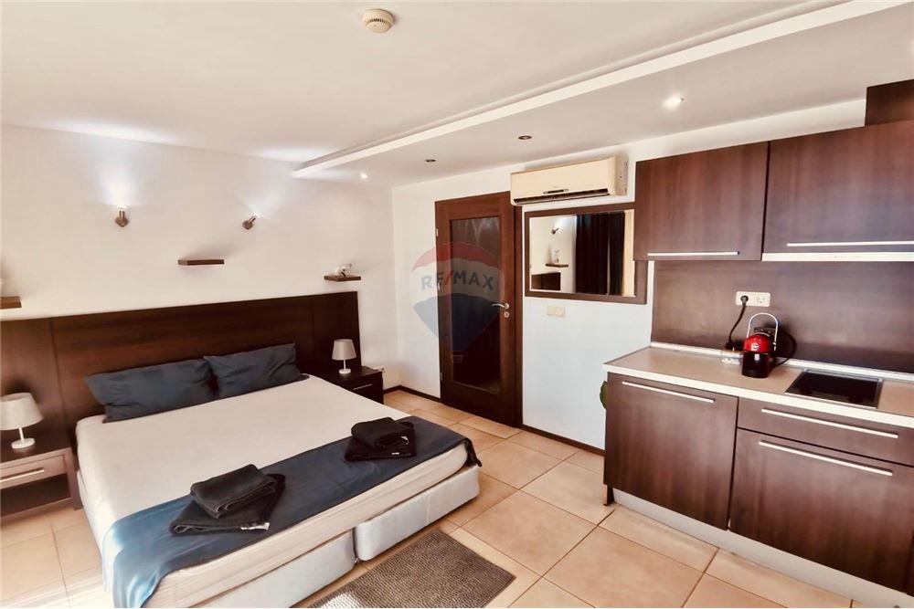 Апартамент - За продажба - гр. Балчик, Област Добрич, България - Просторна слънчева дневна с кухненски бокс и спална зона с изход на открита просторна тераса с частична гледка към морето - Всекидневна - 360321025-250