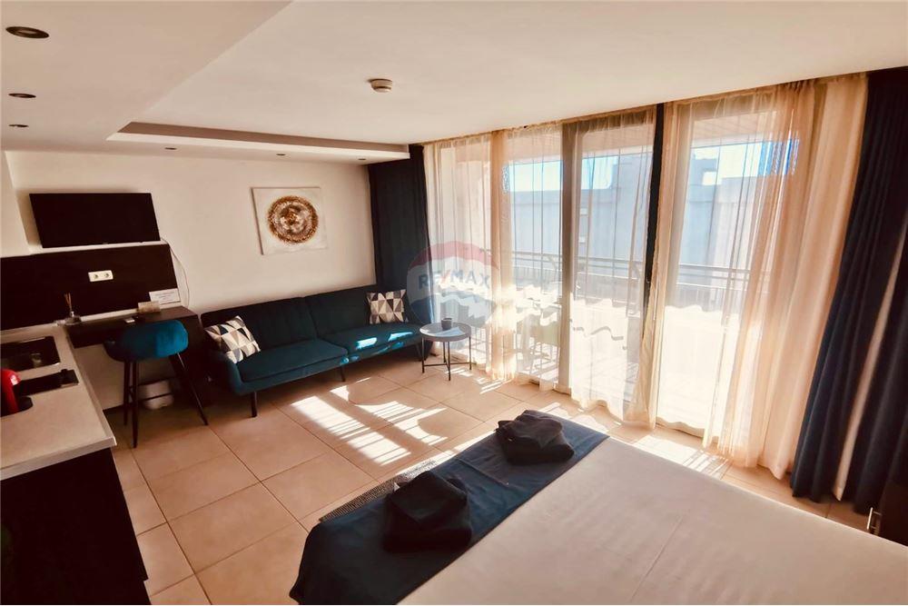 Апартамент - За продажба - гр. Балчик, Област Добрич, България - Просторна слънчева дневна с кухненски бокс и спална зона с изход на открита просторна тераса с частична гледка към морето - Всекидневна - 360321025-250