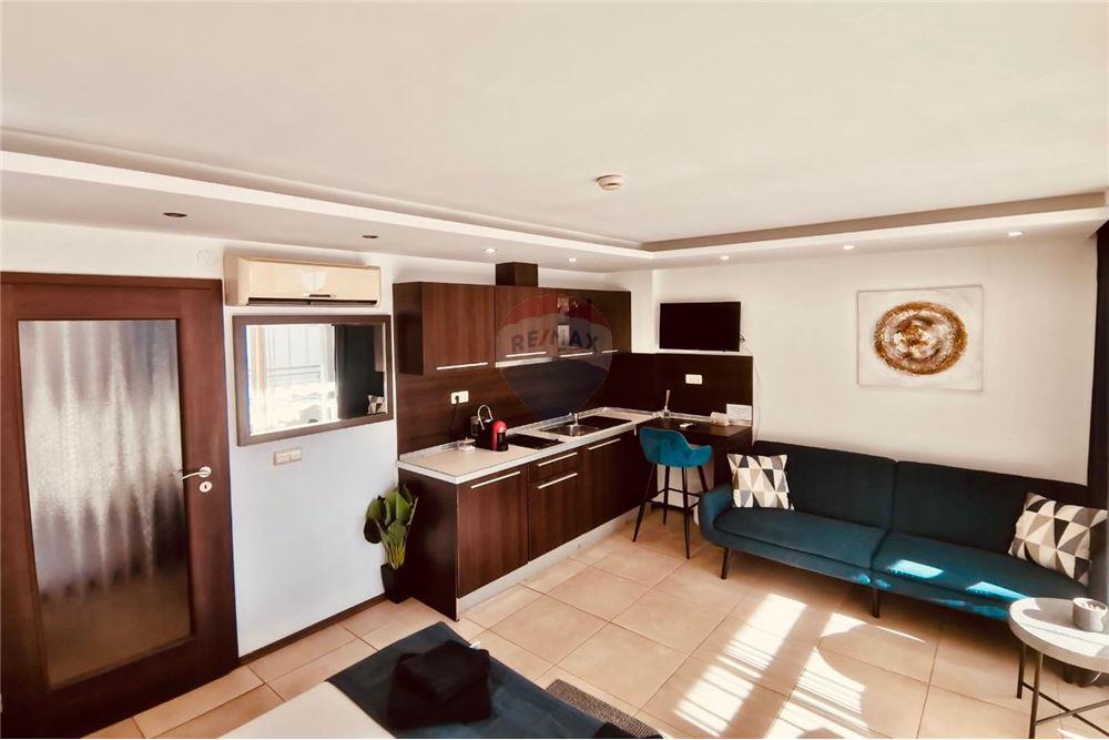 Апартамент - За продажба - гр. Балчик, Област Добрич, България - Просторна слънчева дневна с кухненски бокс и спална зона с изход на открита просторна тераса с частична гледка към морето - Всекидневна - 360321025-250