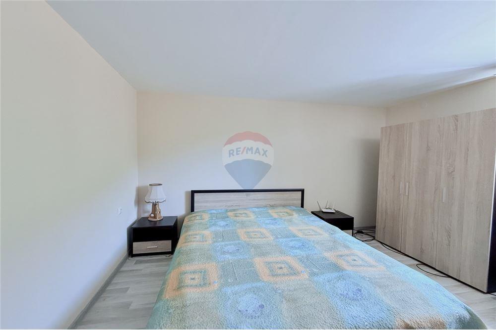 Имение - За продажба - с. Аспарухово, Област Варна, България - Първа спалня с баня и тоалетна в едно помещение към нея/ етаж 2 - Спалня - 360321025-228