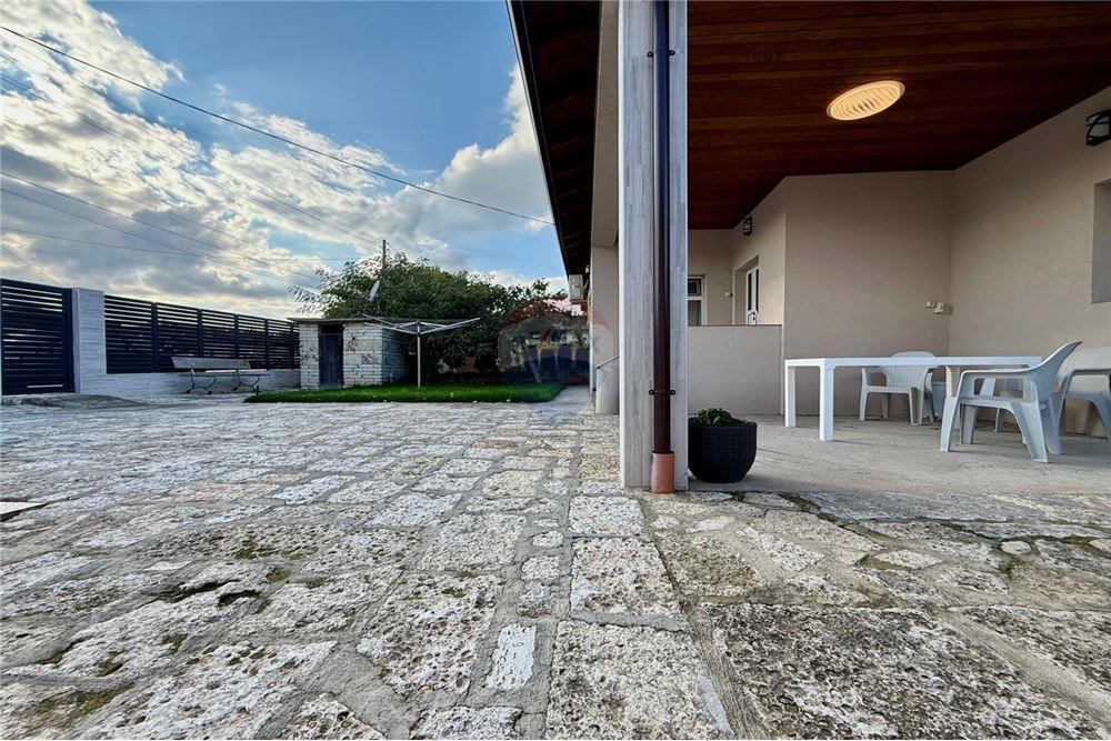 Градска къща - За продажба - гр. Балчик, Област Добрич, България - Озеленен и аранжиран двор с релакс зона, барбекю и басейн - Двор - 360321025-245