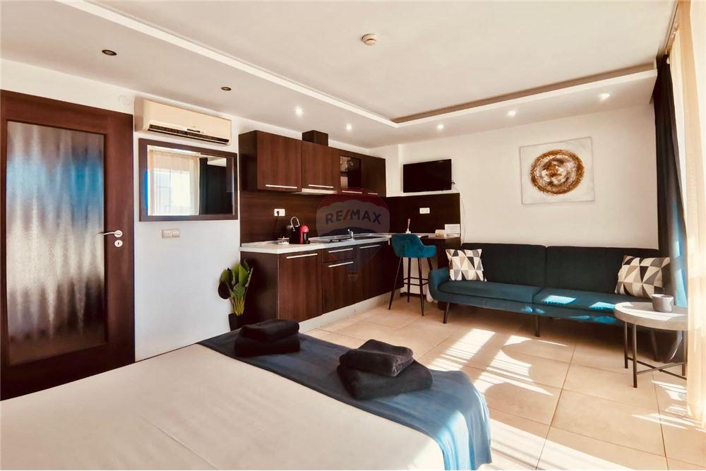 Апартамент - За продажба - гр. Балчик, Област Добрич, България - Просторна слънчева дневна с кухненски бокс и спална зона с изход на открита просторна тераса с частична гледка към морето - Всекидневна - 360321025-250