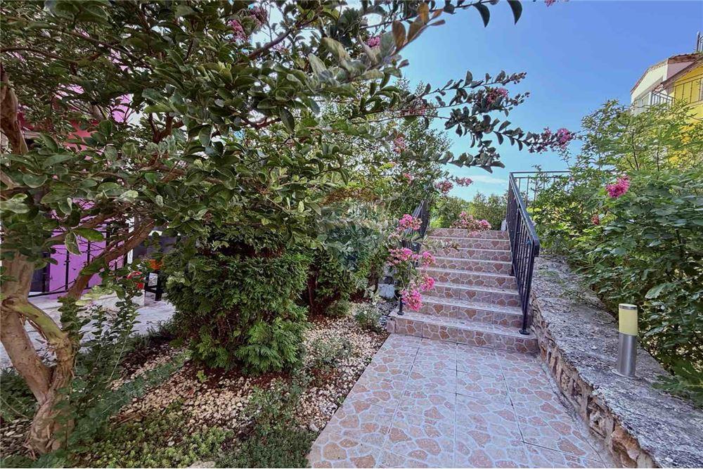 Апартамент - Под наем - гр. Балчик, Област Добрич, България - Аранжиран двор с басейн/ Общи части - Двор - 360321025-232