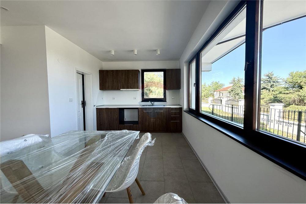 Вила - За продажба - гр. Балчик, Област Добрич, България - Просторна всекидневна и трапезария с кухненски бокс и камина с панорамна гледка към морето и изход към открита веранда/ етаж 1 - Всекидневна/Трапезария - 360321025-236