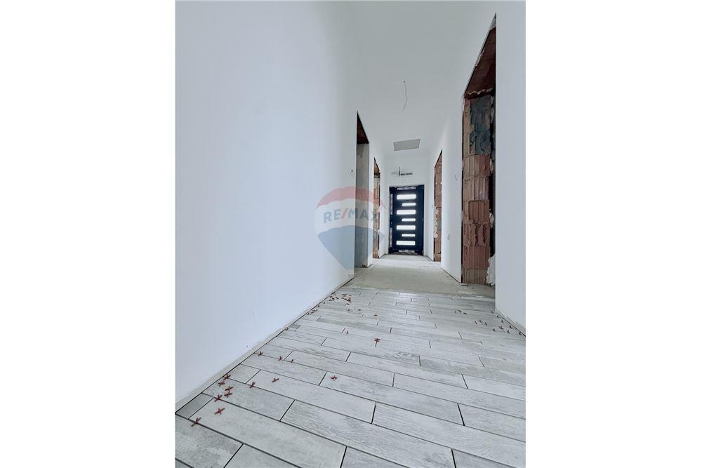 Селска къща - За продажба - с. Соколово, Област Добрич, България - Входно антре и функционален коридор - Коридор - 360321025-241