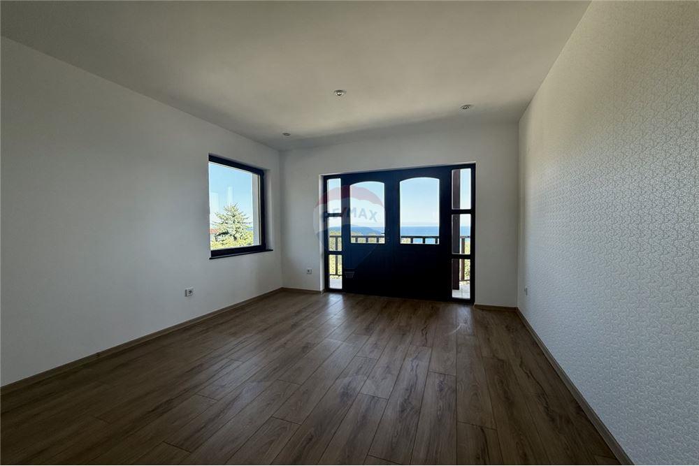 Вила - За продажба - гр. Балчик, Област Добрич, България - Първа спалня с баня и тоалетна в едно помещение към нея и с изход към открита обща тераса с панорамна морска гледка/ етаж 2 - Спалня - 360321025-236