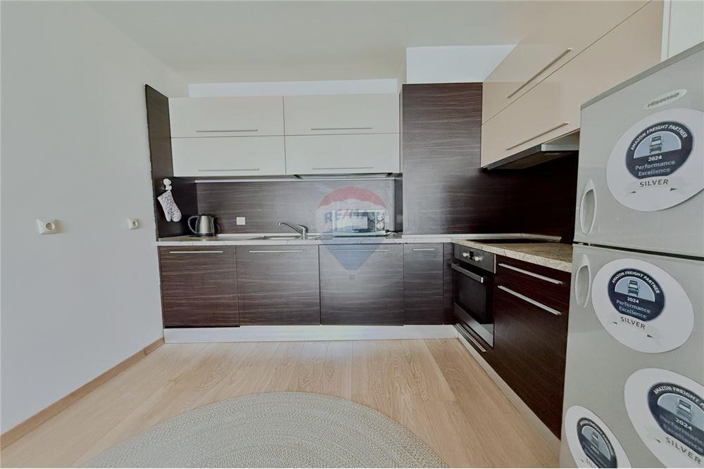 Апартамент - Под наем - к.к. Чайка, Област Варна, България - Просторна оборудвана всекидневна и трапезария с кухненски бокс и излаз към открита обща тераса с гледка към морето - Всекидневна/Трапезария - 360321025-242