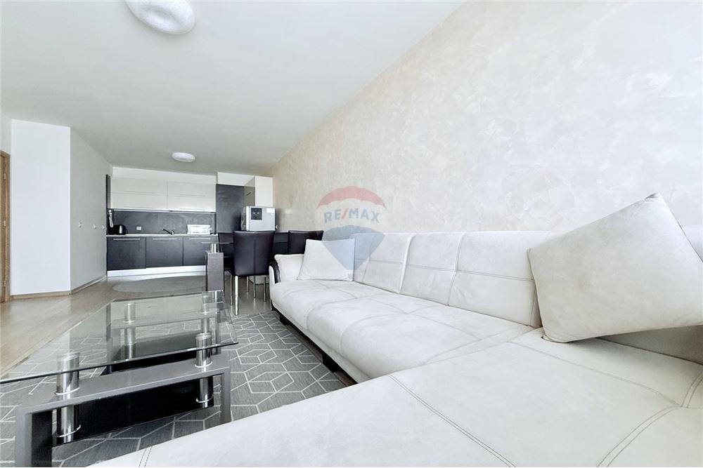 Апартамент - Под наем - к.к. Чайка, Област Варна, България - Просторна оборудвана всекидневна и трапезария с кухненски бокс и излаз към открита обща тераса с гледка към морето - Всекидневна/Трапезария - 360321025-242